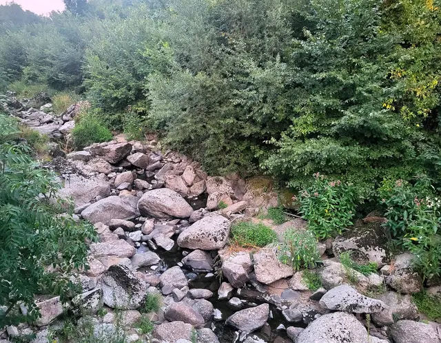 Nur mehr ein müdes Rinnsal plätschert flussaufwärts von St. Georgen noch zwischen den Felsen. | Foto: Eckhart Herbe