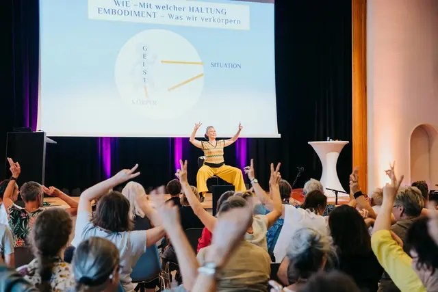 Susanne Konstanze Weber – im Fluss mit ihren Festivalbesuchern. | Foto: Johanna Lamprecht