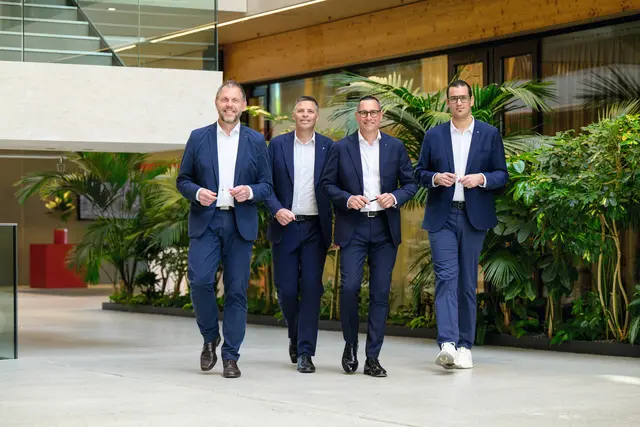 Die EggerGruppenleitung mit Frank Bölling, Hannes Mitterweissacher, Thomas Leissing, Michael Egger jun. (v. li.). | Foto: Egger Holzwerkstoffe