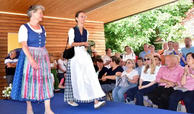 Dirndlkreationen von Mutter und Tochter | Foto: Herbert Schleich