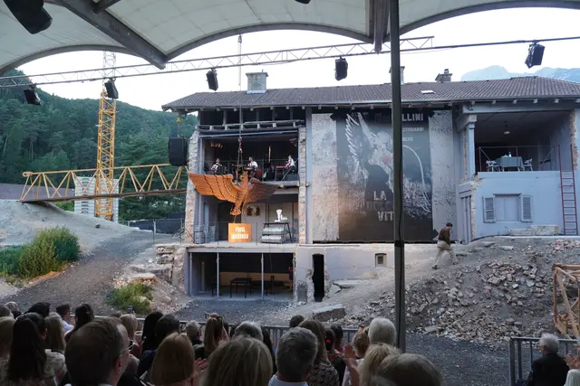 Die Tiroler Volksschauspiele präsentieren das historische Freiluft-Theaterstück im letzten – kurz vor dem Abriss stehenden - Haus in der Südtiroler Siedlung in Telfs. | Foto: Georg Larcher / MeinBezirk.at