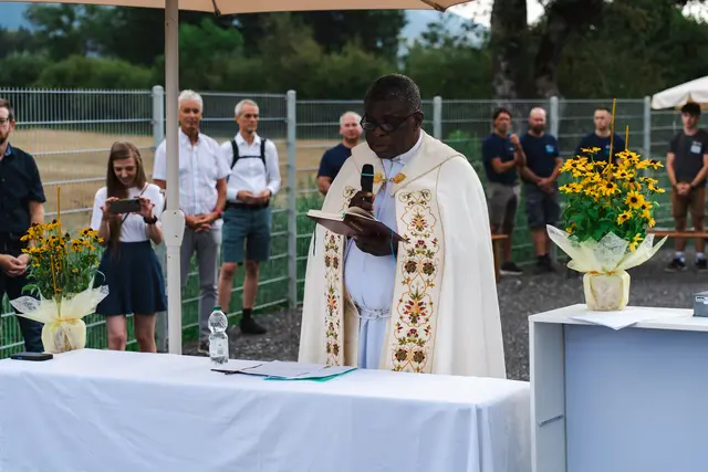  Pfarrer Dr. Sergius Duru bei der Segnung | Foto: MORGENSTERN MOMENTS