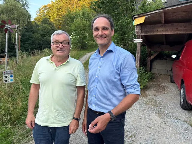 Ein kleines „Kulturplauscherl“ am Rande: Schärdings ehemaliger Kustos Norbert Leitner und Scharfrichterhauschef Matthias Ziegler aus Passau. | Foto: Franz Gruber