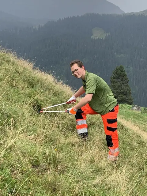Gezielte Pflegemaßnahmen: Mit der Astschere gegen unerwünschten Aufwuchs auf steilen Bergwiesen | Foto: Yaryna Patii