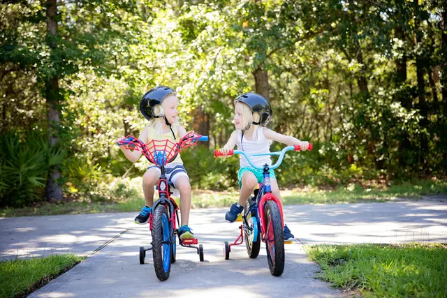 Gute Fahrradhelme kosten nicht die Welt und schützen Kinderköpfe sehr gut vor Verletzungen. Wir stellen einige der besten Fahrradhelme vor. | Foto: Unsplash / Amber Faust