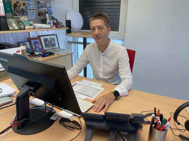 AMS Tulln Chef Hans Schultheis klärt uns über die aktuellen Arbeitslosenzahlen auf. | Foto: Victoria Edlinger
