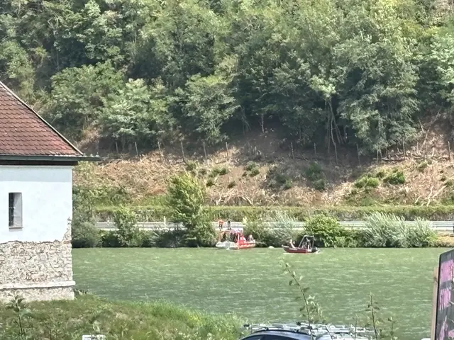 Die Rettungskräfte bergen die Leiche auf deutscher Seite. Die Aufnahme stammt aus Pyrawang. | Foto: Andreas Osterkorn/MeinBezirk