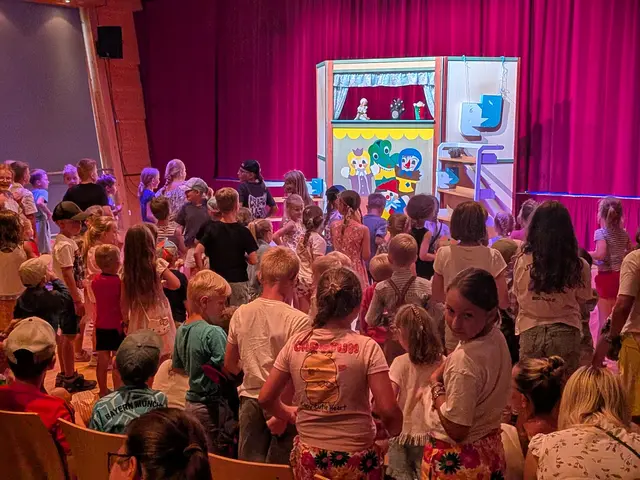 Ein gut gefüllter Dorfsaal beim Kasperltheater der Heimatbühne Kirchdorf