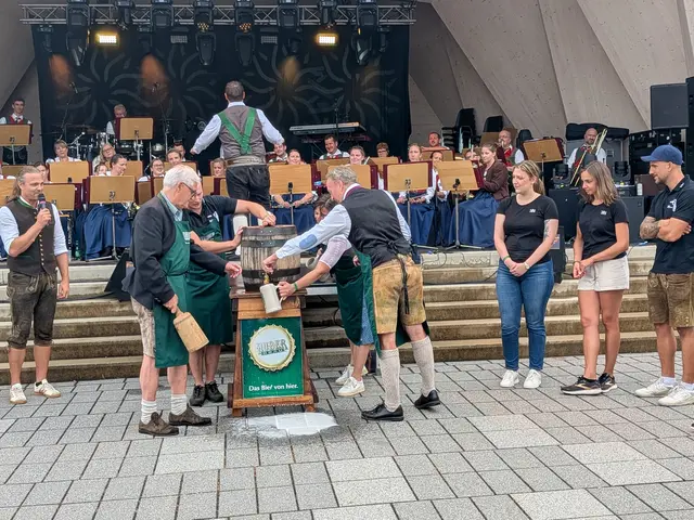 Freibier gab es nach dem traditionellen Fassanstich