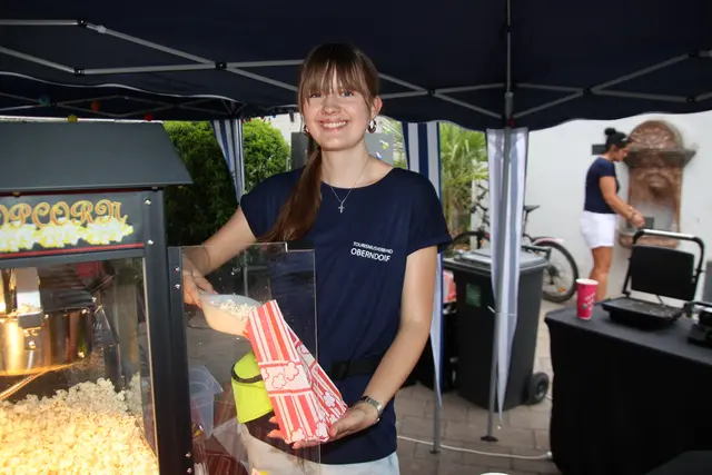 Frisches Popcorn bietet am Stille-Nacht-Platz Magdalena an.