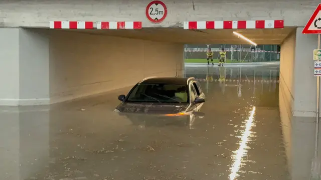 Murenabgänge nach starken Regenfällen führten am Sonntagabend in Kundl und Boden zu Straßensperren und Einsätzen der Feuerwehren. (Im Bild Kundl) | Foto: zoom.tirol