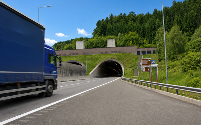 Einfahrt in den S-10-Tunnel Götschka Richtung Süden (Symbolbild). | Foto: MeinBezirk/Roland Wolf/KI