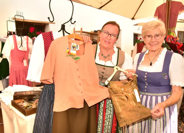 Doris und Marianne beim durchstöbern der vielen Dirndl | Foto: Herbert Schleich