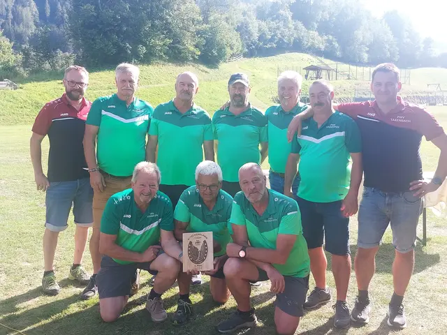 Obmann von Taxenbach Millgramer Mario ,Burgsteiner Armin, Ebster Hermann, Miesl Peter, Pfister Alois, Höring Reini, Frankhauser Hans Peter Taxenbach, unten links: Obmann Bachmann Franz, Moar Rohrmoser Peter, Wenger Günter. | Foto: Plattenwerferverein Maishofen