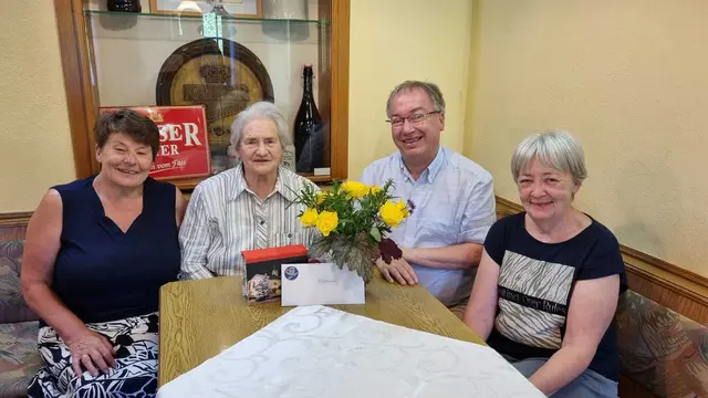 Die "Lonitzbäuerin" Margarethe Hintersteiner (2.v.l.) feierte in Wang ihren 85. Geburtstag. | Foto: Angelika Luger