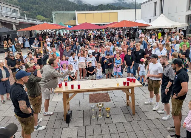 Sehr viele Zuschauer verfolgten das Bier-Pong-Finale am Dorfplatz