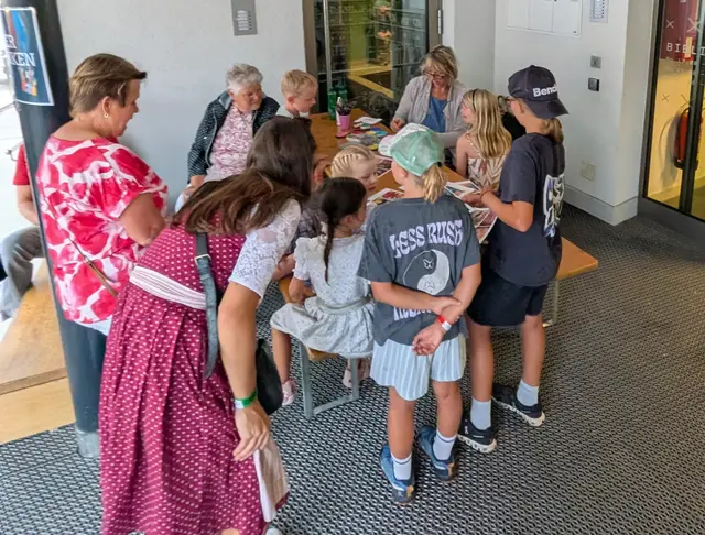 Großer Andrang beim Kinderschminken vor dem Dorfsaal