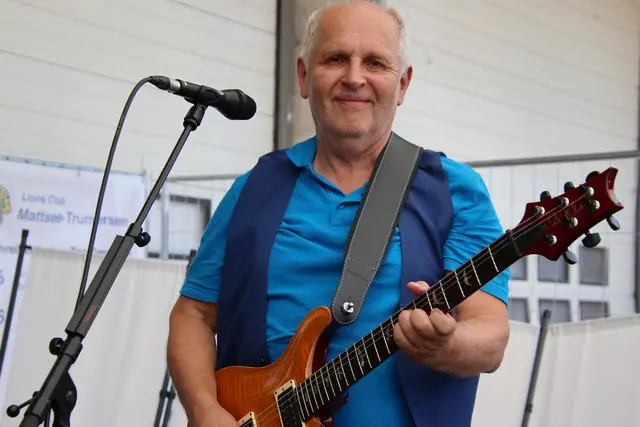 Launige Moderation bei der Modenschau von Musiker Wolfgang Bell.