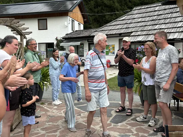 Wegbegleiter, Freunde und Gäste des Campingplatzes feierten den Abend zusammen mit Irmgard und Rolf | Foto: MeinBezirk/Carmen Rienzner