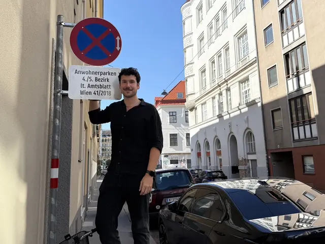 Margareten hat seine eigenen Anwohnerparkplätze. Im Bild: Bezirksvorsteher Michael Luxenberger (Grüne).  | Foto: BV 5