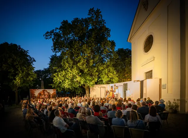 Der stimmungsvolle Kirchenplatz am Abend bei der Vorstellung. | Foto: Andreas Hafenscher, KBB