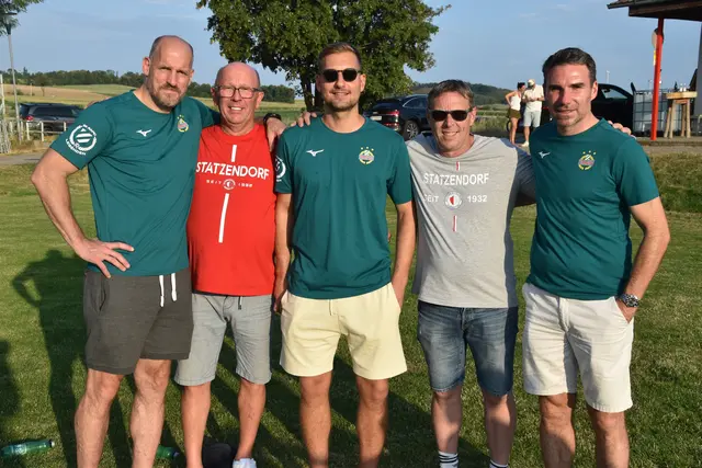 Beim Benefizspiel am Samstag empfing der ASV Statzendorf Legenden des SK Rapid. Im Bild: Obmann Herbert Stöger und René Oberleitner mit Jürgen Patocka, Andreas Lukse &amp; Florian Sturm.