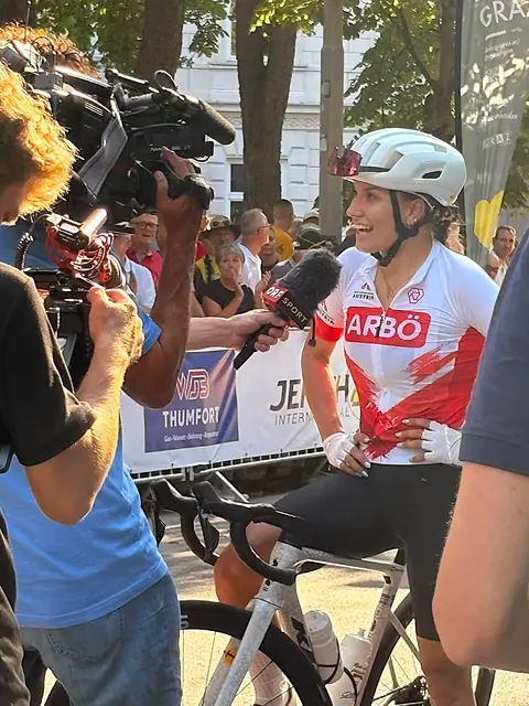 Großer Medienauftritt für Tabea Huys nach der Zielankunft. | Foto: Huys