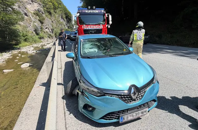Eine 54-Jährige prallte mit ihrem Pkw auf der B173 in Kufstein gegen die Leitplanke. | Foto: ZOOM.TIROL