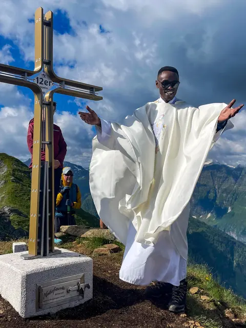 Das neue Gipfelkreuz am Zwölferkogel wurde gesegnet. | Foto: Naturfreunde Mittersill
