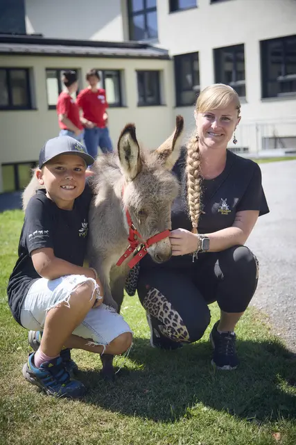 Die Eselwanderungen von Pinzgau Esel kamen besonders gut an. Im Bild Birgit Vötter mit ihrem Sohn Marcel. | Foto: Caritas Salzburg/Daniel Roos