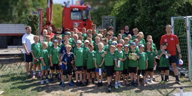 Beim beliebten Kistenklettern unterstützte die Feuerwehr Eggenburg die Kinder mit viel Einsatz und Erfahrung. | Foto: SK Eggenburg