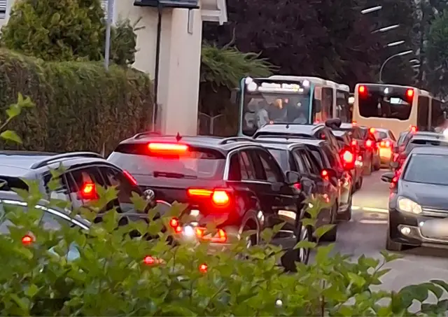 Rund um das Stadion herrschte am Samstag Verkehrschoas. | Foto: Privat