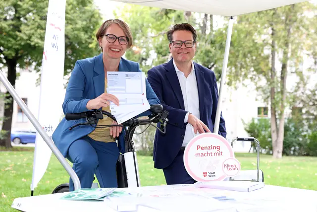 Michaela Schüchner und Klimastadtrat Jürgen Czernohorszky (SPÖ) freuen sich über die zahlreichen eingebrachten Ideen. | Foto: Stadt Wien/Martin Votava