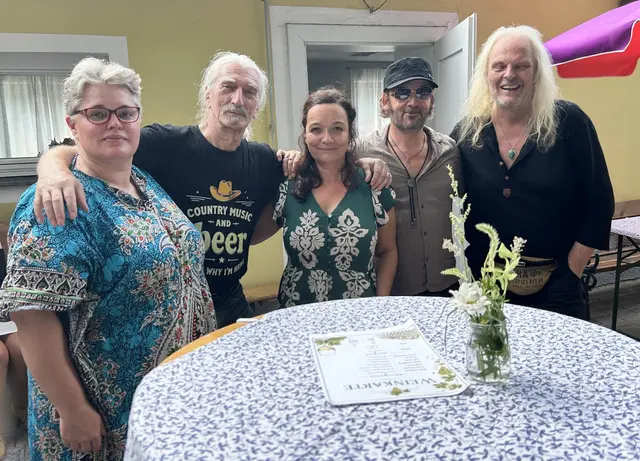 Vollblut-Musiker beehrten das Grillfest im Volkshaus Mauerbach: Inge Lederhofer und Wolfgang Hagen (Country Band "InLine") mit Meena Cryle und Chris Fillmore (gaben Konzert). | Foto: privat / zVg