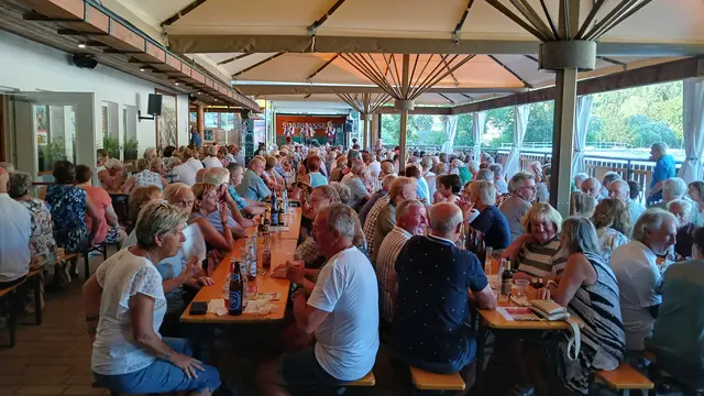 Das Publikum füllt auch schon Montags die Edlseer Alm. | Foto: Josef Hofmüller