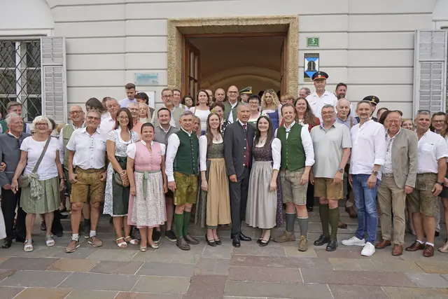 Die Ehrengäste und Weinbauern vor dem traditionellen Einzug zum Fehringer Hauptplatz. | Foto: Roman Schmidt
