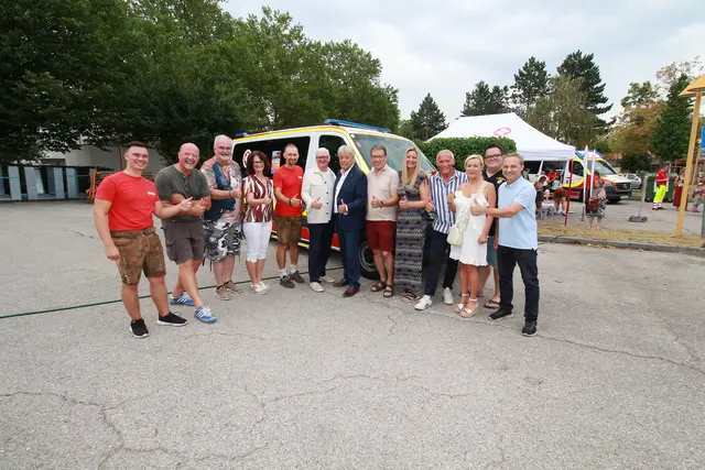 Jede Menge Stadtpolitiker vereint um Stadt-Vize Peter Spicker, ASBÖ-Ternitz Leiter Michael Klaus und ASBÖ-NÖ Präsident Hannes Sauer. | Foto: Christian W. F. Gschieszl