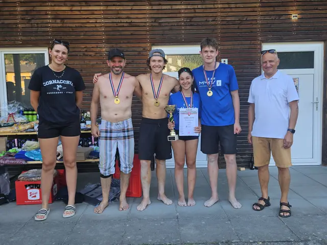 Das siegreiche Team "Dichos" mit Organisatorin Marlene Gaßner und Anton Wahlmüller, Obmann des Sport- und Kulturausschusses der Stadt Perg. | Foto: Waldbad 69ers