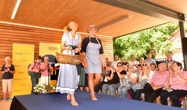 Aus außergewöhnlichen Stoffen entstanden elegante und kreative Trachten. | Foto: Herbert Schleich