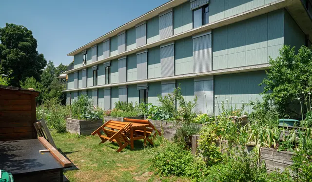 Die Stadt Salzburg hat das Gebäude mit Außenjalousien ausgestattet. Im Herbst werden zwei zusätzliche Bäume von den Stadtgärten gepflanzt. | Foto: Stadt Salzburg/Alexander Killer