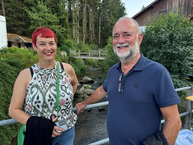 Auch Sylvia Hosner, extra zum Kneiding-Open Air aus Wien angereist, genoss mit Vater Hans Hosner (ehemaliger Prokurist von Palme-Duschkabine) aus Taufkirchen an der Pram das urige Sauwald-Ambiente pur. | Foto: Franz Gruber