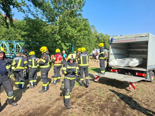Rettungskräfte am Einsatzort bei der Thaya in Waidhofen. | Foto: FF Waidhofen/Thaya