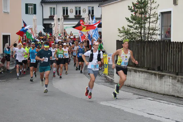 Rund 300 Läuferinnen und Läufer nahmen den Kainacher Bergmarathon in Angriff. | Foto: Patrick Marcher