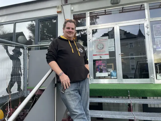 Alex Linse, Leiter des Off-Theater in Gnigl, ist beim Straßentheater mit dabei. | Foto: Lisa Gold