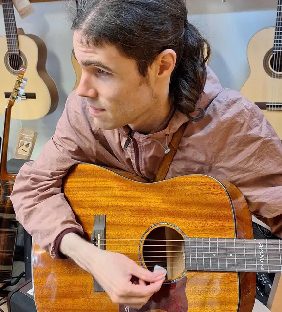 Dominic Schmid probierte verschiedene Instrumente aus. Los ging es mit einer klassischen Gitarre.  | Foto: Elisabteh Posch