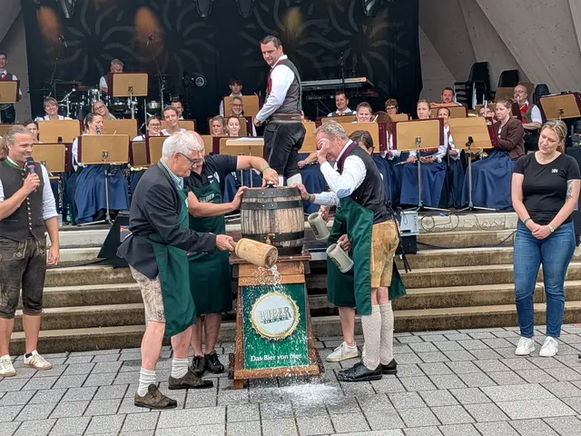 Spritziger Fassanstich durch Bürgermeister Gerhard Obermüller und Vize-Bgm. Robert Jong