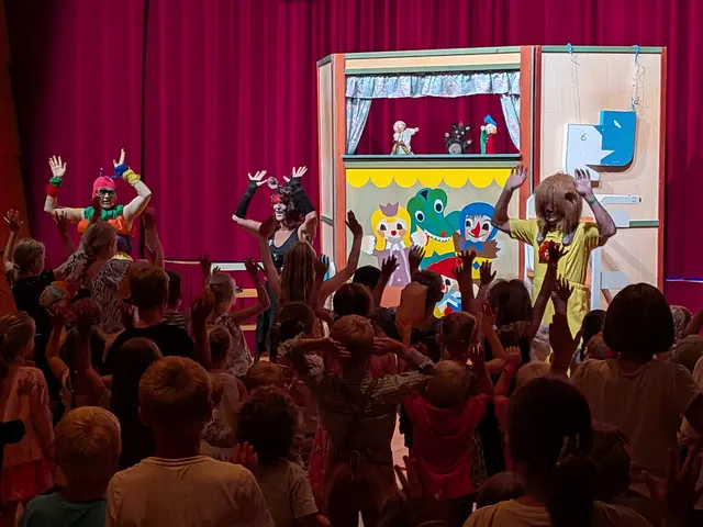 Mit großer Begeisterung machten viele Kinder beim kreativen Kasperltheater der Heimatbühne mit