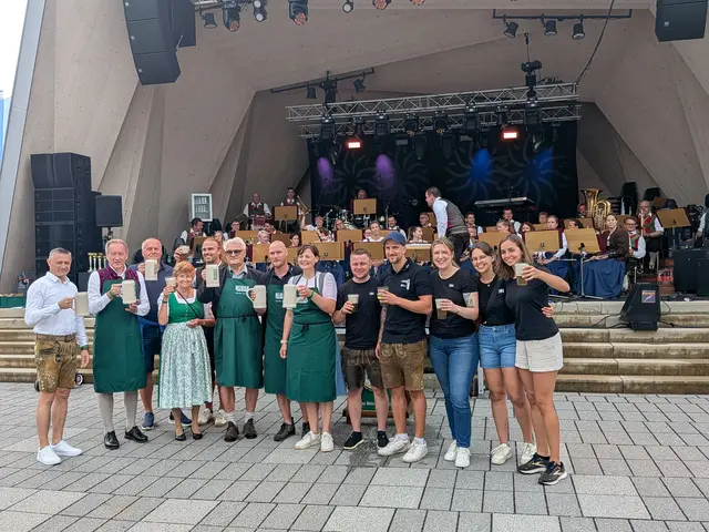 Gute Stimmung bei Ehrengästen und Organisationsteam nach dem Fassanstich
