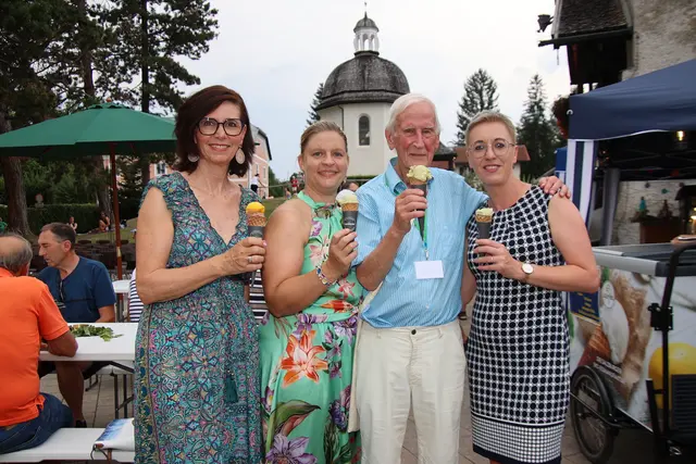 Eis nach der ersten Erlebniswanderung genossen Manuela Bacher, Eveline Bimminger, Herman Schneider und Ursula Mödlhammer.