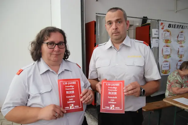 Eine Festschrift dokumentiert die 120-jährige Geschichte der Feuerwehr Rohr. | Foto: Martin Wurglits